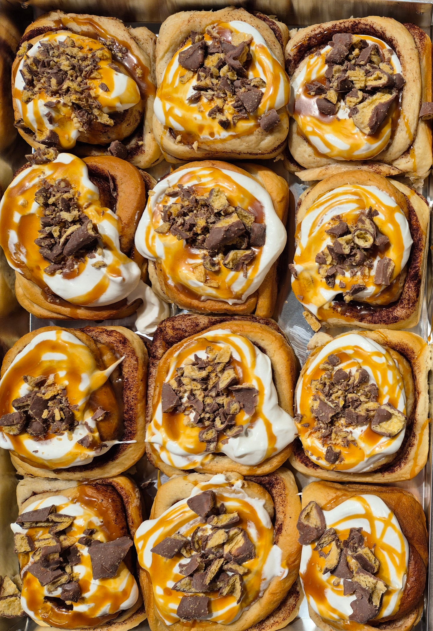 Kanelbolle m/ ostekrem: smash & salt karamellsaus