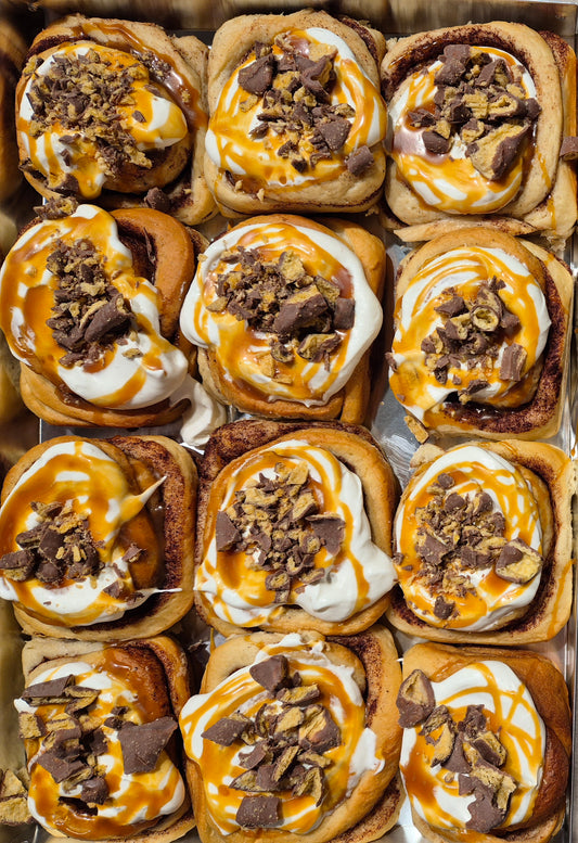 Kanelbolle m/ ostekrem: smash & salt karamellsaus