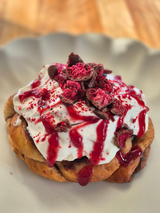 Kanelbolle m/ ostekrem: Sjokko-bær & bringebærsaus