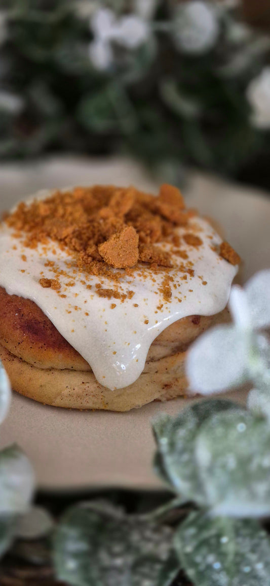 Jule-kanelbolle m/ostekrem: pepperkake