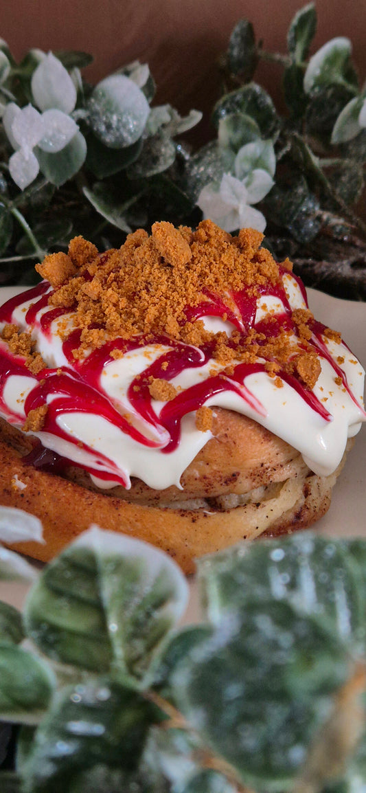 Jule-kanelbolle m/ostekrem: pepperkake og kirsebærsaus