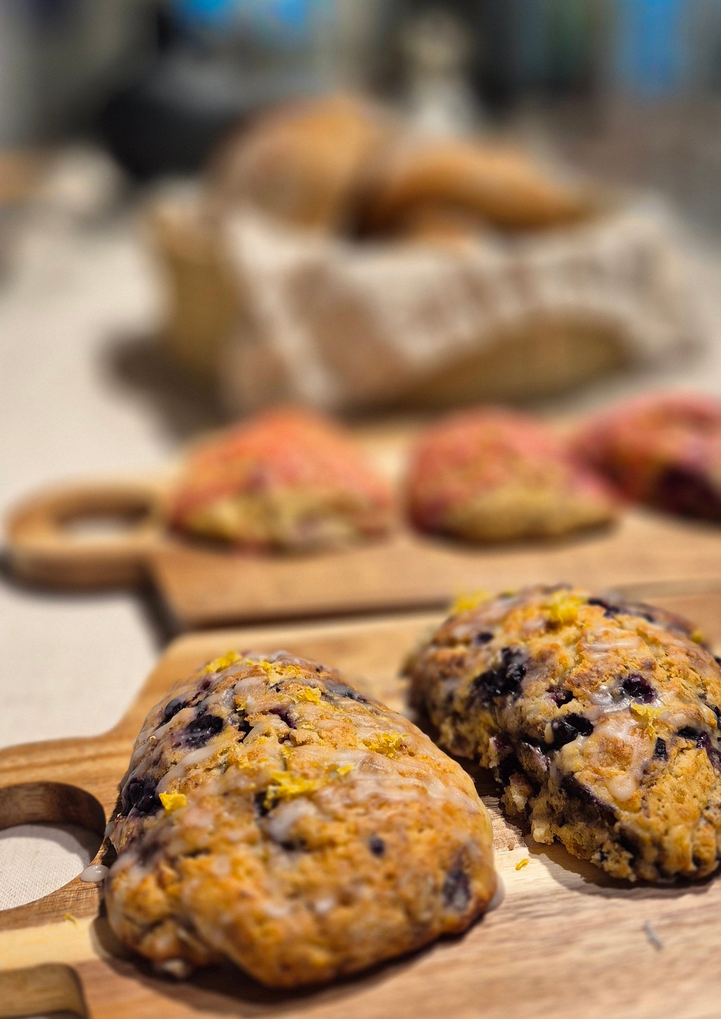 Saftig surdeigsscone m/blåbær & sitronglaze