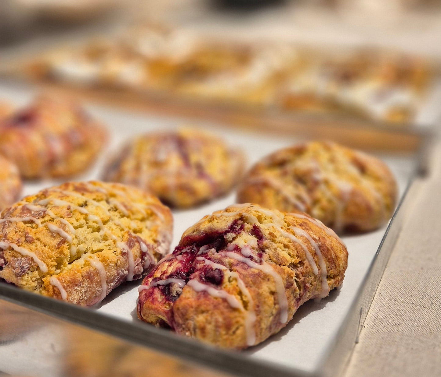 Saftig surdeigsscone m/bringebær & sitronglaze