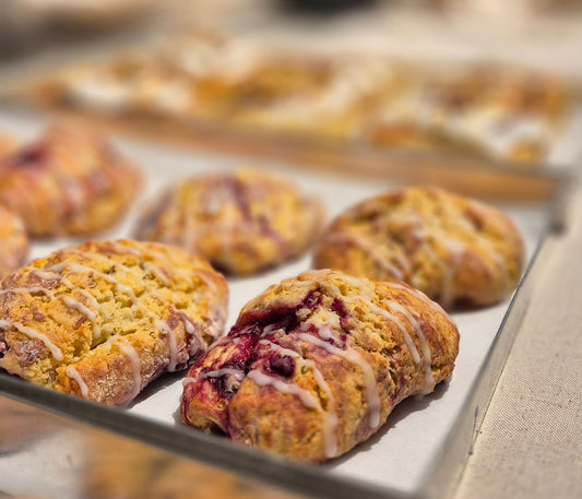 Saftig surdeigsscone m/bringebær & sitronglaze